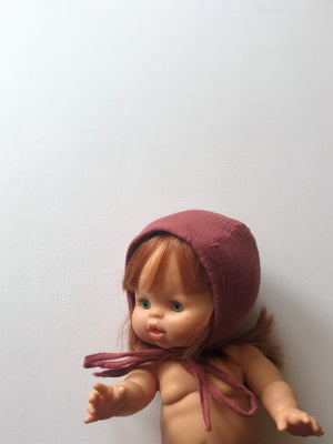
                
                    Load image into Gallery viewer, Cotton Gauze Round Bonnet for Minikane x Gordis 34cm Dolls | Burgundy
                
            