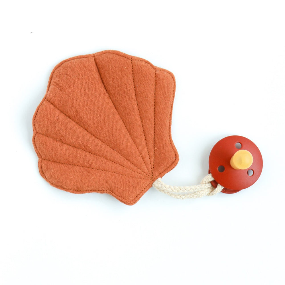 Oh Dubidu Shell Pacifier Holder | Cinnamon